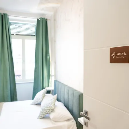 Rooftop14 Suite&relax 3* ナポリ