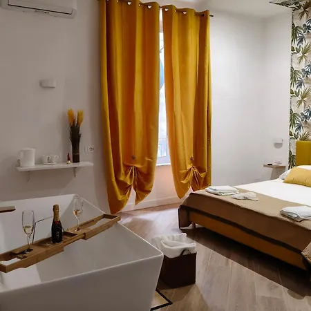 Rooftop14 Suite&relax 3* ナポリ